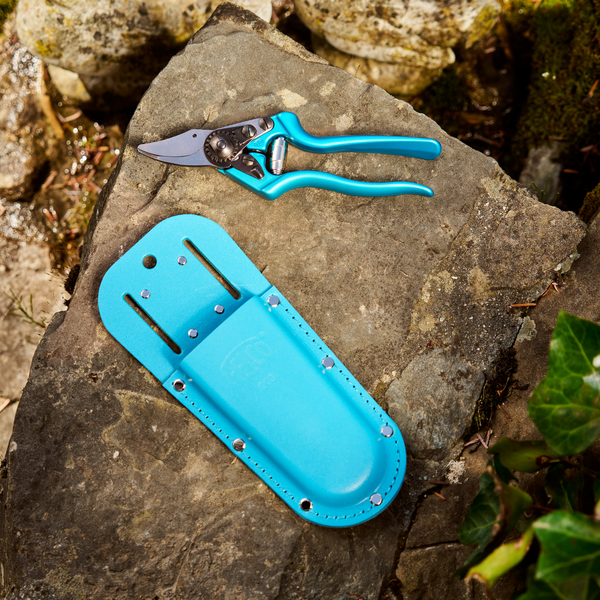 FELCO 910 Electric Blue - Lifestyle - Context/Still