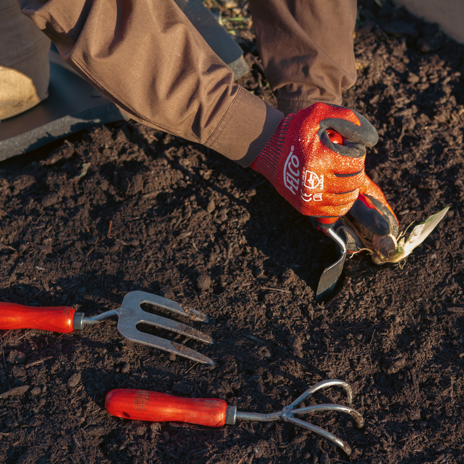 gardening gloves and trowel Felco 401 Hand Trowel
